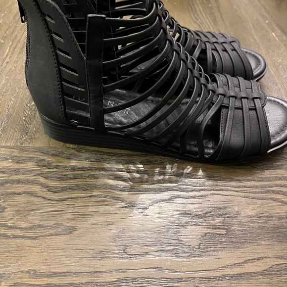 Journee Collection Gladiator Sandals - Picture 3 of 7